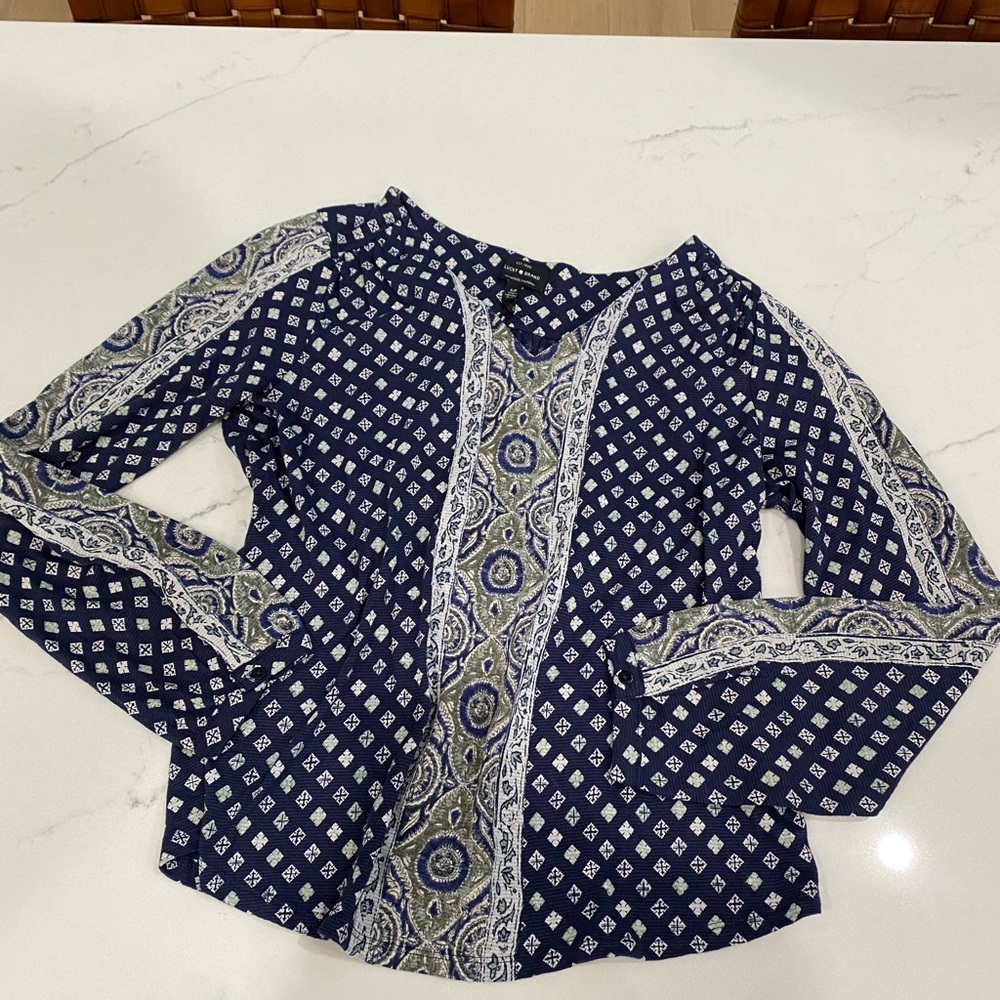 Lucky Brand long-sleeve v-neck knit top with scoop hem. New with tags, size S/P